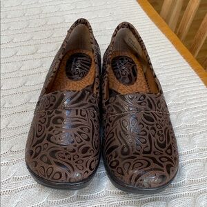 NWOT BOC Born Concept Howell slip-on loafers brown tooled leather embossed sz 10